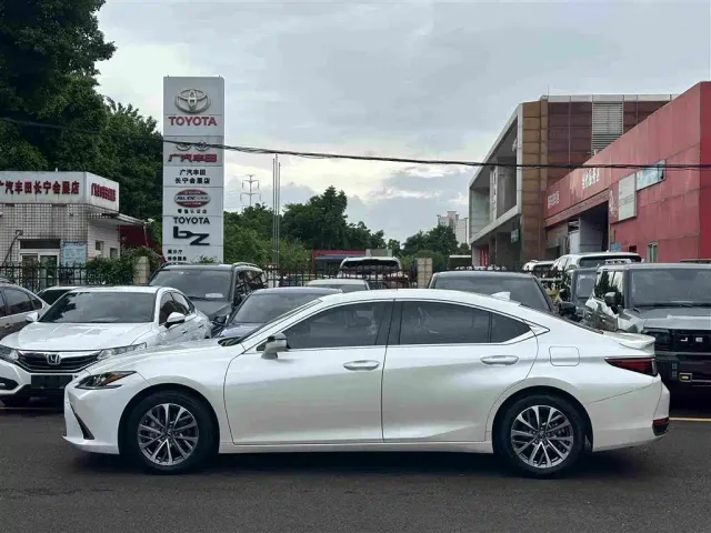 Lexus ES — Фото автомобиля 2