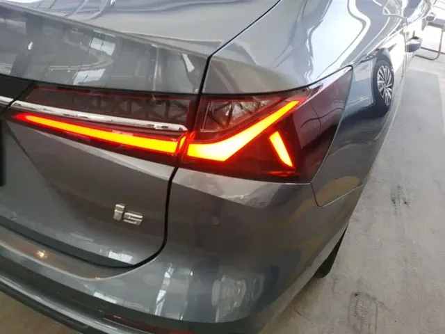 Roewe i5 — Фото автомобиля 7