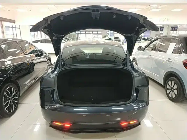 Tesla Model 3 — Фото автомобиля 18