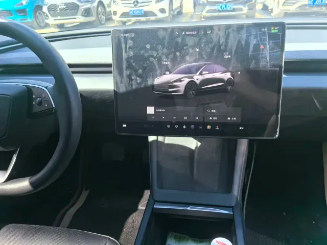Tesla Model 3 — Фото автомобиля 18