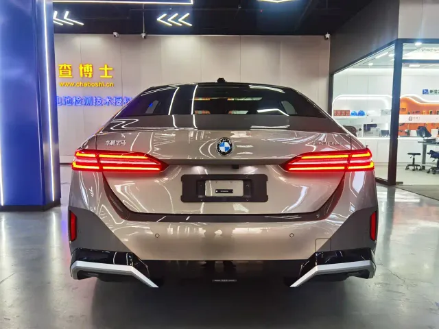 BMW 5 Series — Фото автомобиля 5