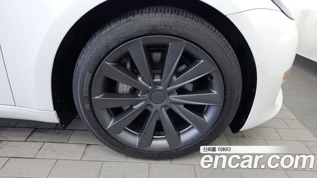 Tesla Model 3 — Фото автомобиля 21