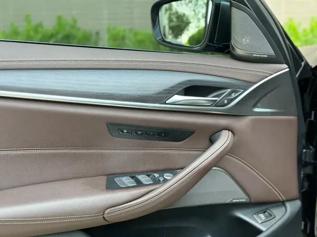 BMW 5 Series — Фото автомобиля 11