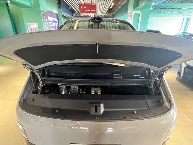 Li Auto MEGA — Фото автомобиля 3