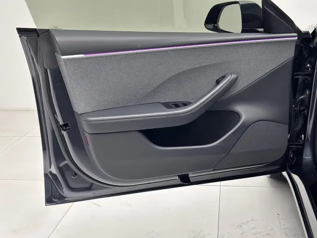 Tesla Model 3 — Фото автомобиля 10