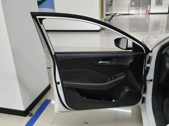 Roewe i5 — Фото автомобиля 7