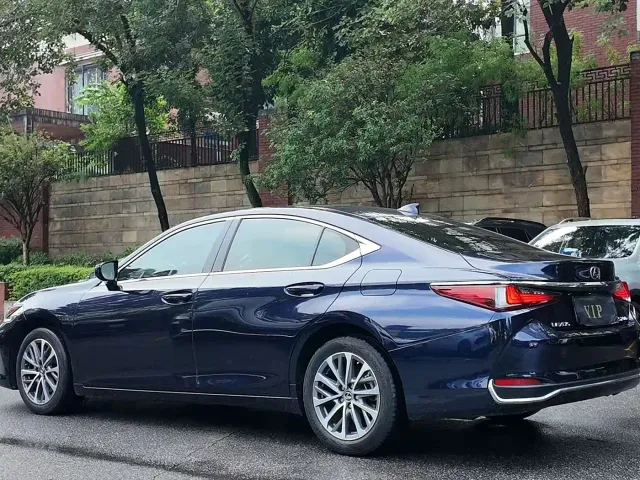 Lexus ES — Фото автомобиля 14