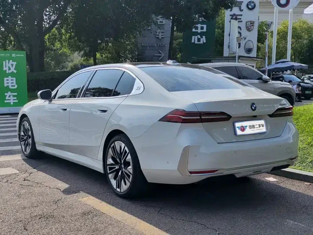 BMW 5 Series — Фото автомобиля 4