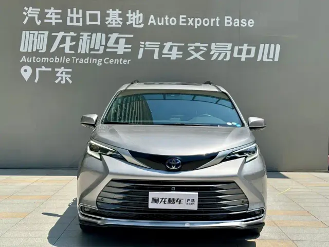 Toyota Sienna — Фото автомобиля 2