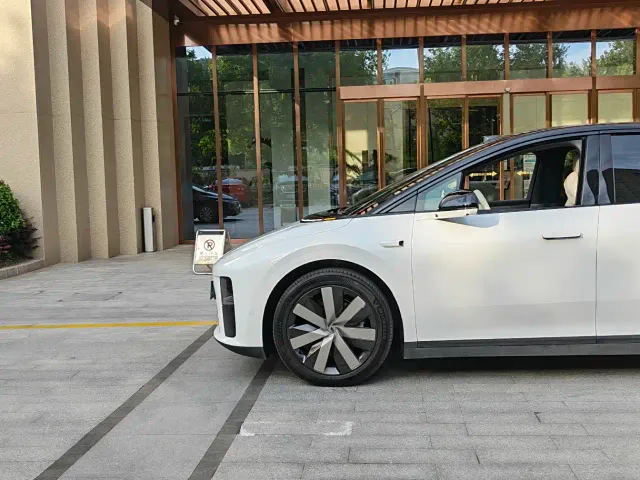 Li Auto i6 — Фото автомобиля 5