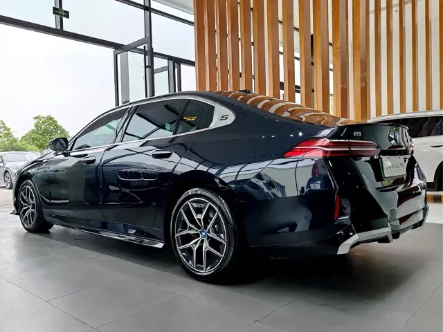 BMW i5 — Фото автомобиля 7