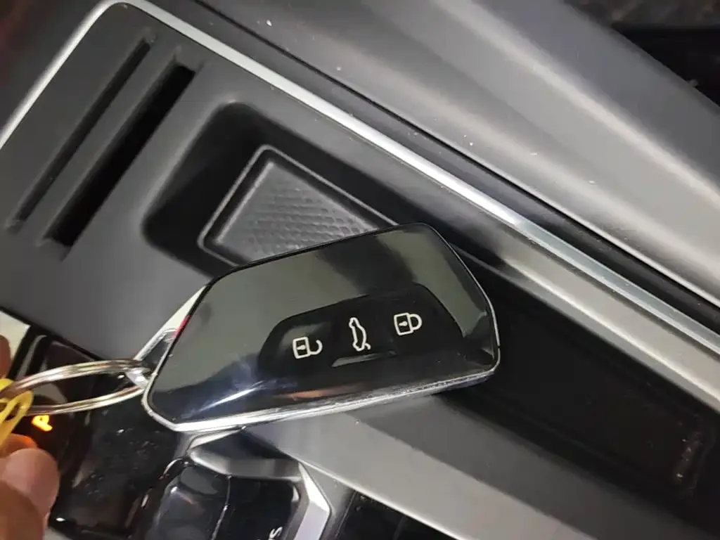 Volkswagen Golf 2025 300TSI R-Line — Фото автомобиля 8