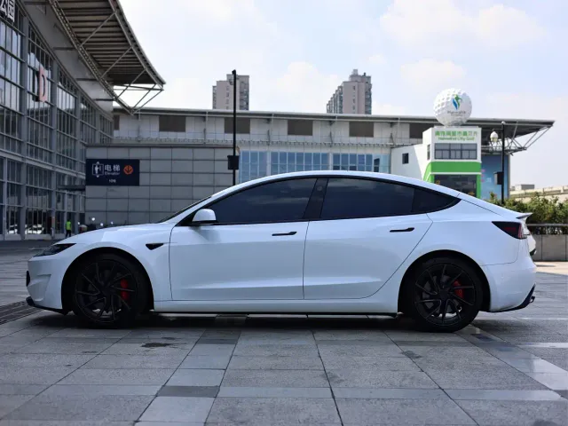 Tesla Model 3 — Фото автомобиля 7