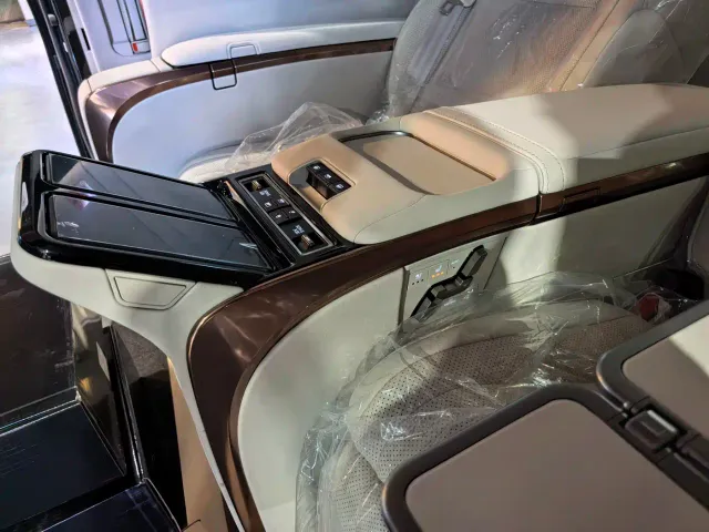 Lexus LM — Фото автомобиля 13