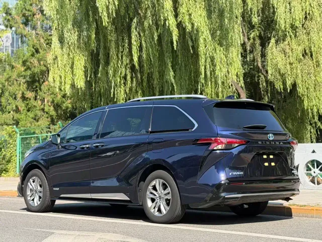 Toyota Sienna — Фото автомобиля 4