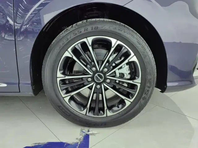Roewe iMAX8 — Фото автомобиля 6