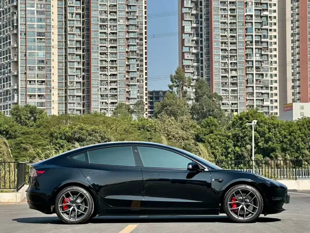 Tesla Model 3 — Фото автомобиля 11