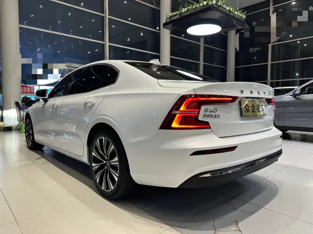 Volvo S60 — Фото автомобиля 4