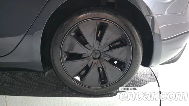 Tesla Model 3 — Фото автомобиля 18