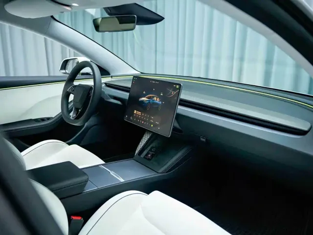 Tesla Model 3 — Фото автомобиля 15