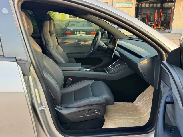Tesla Model Y L — Фото автомобиля 9