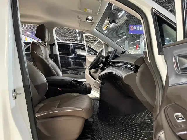 Roewe iMAX8 — Фото автомобиля 9