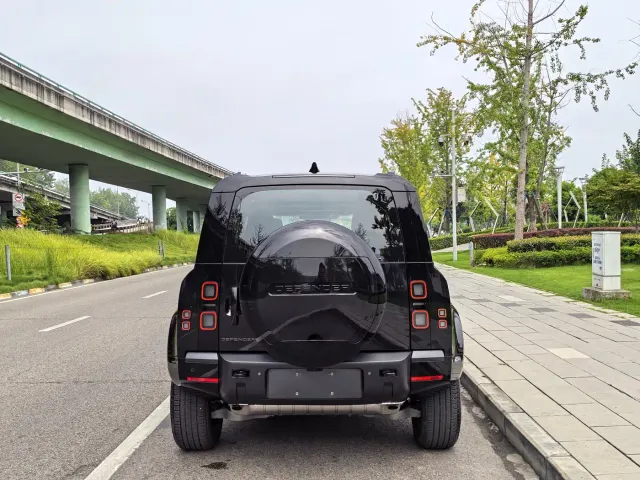 Land Rover Defender — Фото автомобиля 5