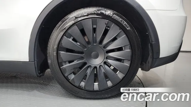 Tesla Model Y — Фото автомобиля 6