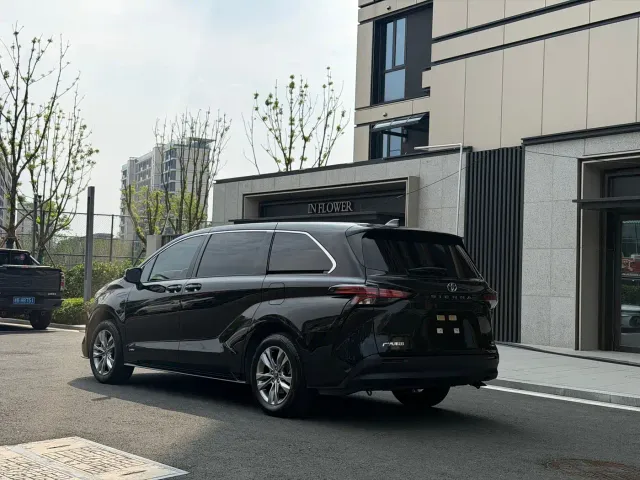 Toyota Sienna — Фото автомобиля 4