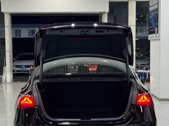 Mercedes-Benz E-Class — Фото автомобиля 9