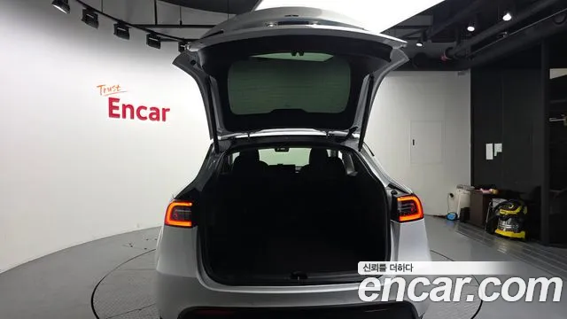 Tesla Model Y — Фото автомобиля 29
