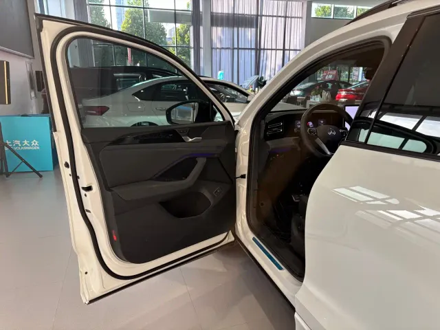 Volkswagen Tiguan L — Фото автомобиля 7