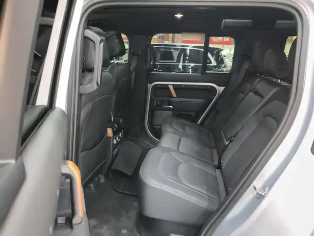Land Rover Defender — Фото автомобиля 16