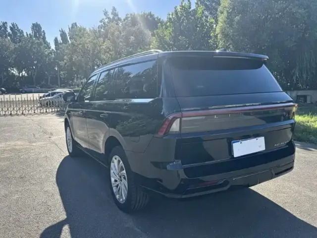 Lincoln Navigator — Фото автомобиля 2