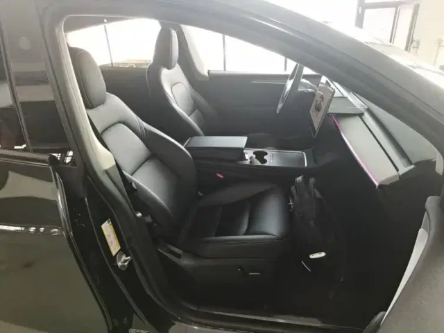 Tesla Model Y — Фото автомобиля 24