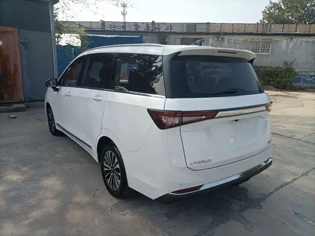 Wuling Jiachen — Фото автомобиля 4