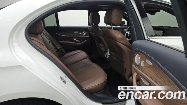 Mercedes-Benz E-Class — Фото автомобиля 12