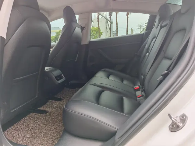 Tesla Model 3 — Фото автомобиля 5