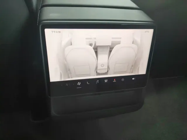 Tesla Model 3 — Фото автомобиля 12