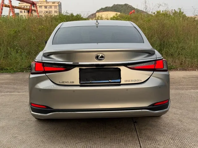 Lexus ES — Фото автомобиля 19