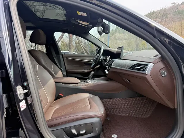 BMW 5 Series — Фото автомобиля 12