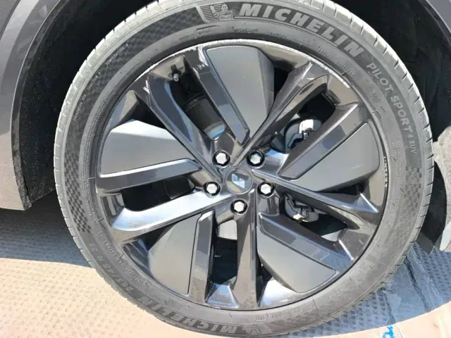Li Auto L9 — Фото автомобиля 6