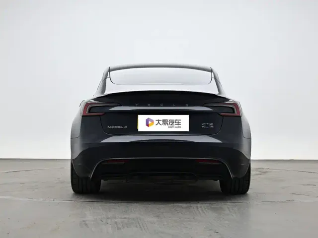 Tesla Model 3 — Фото автомобиля 4