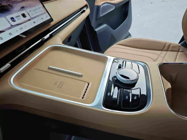 Geely Galaxy Starship 7 EM-i — Фото автомобиля 15