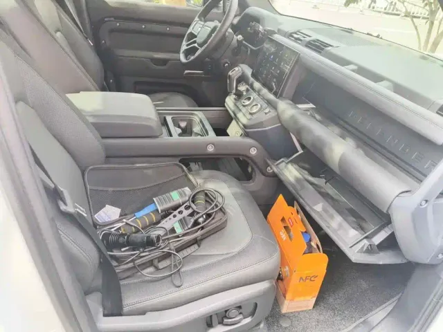 Land Rover Defender — Фото автомобиля 12