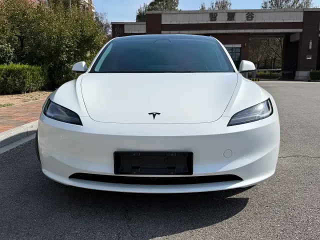 Tesla Model 3 — Фото автомобиля 2