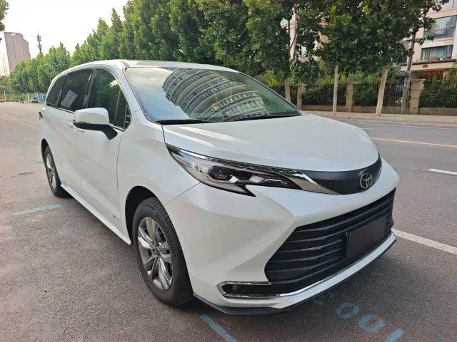 Toyota Sienna — Фото автомобиля 3
