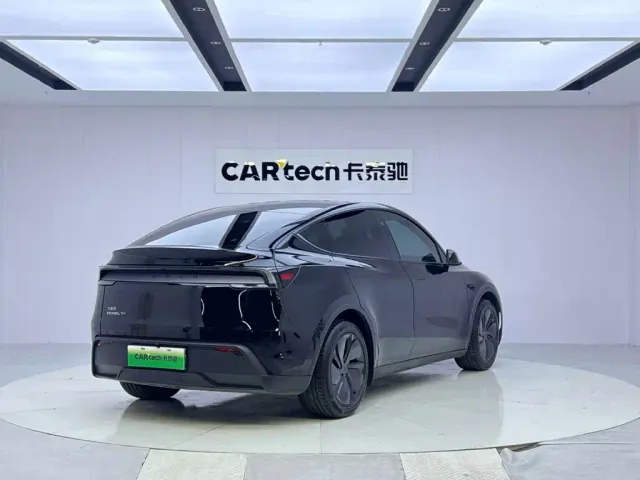 Tesla Model Y — Фото автомобиля 5