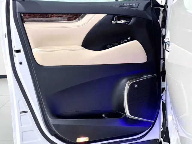 Toyota Alphard 2021 Hybrid 2.5L Luxury — Фото автомобиля 18