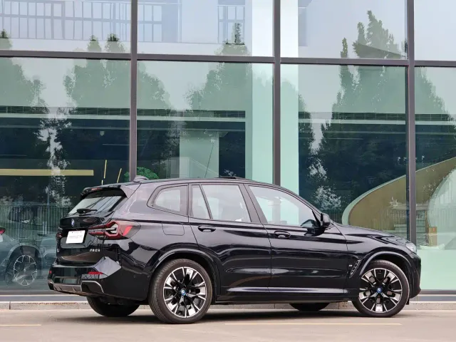 BMW iX3 — Фото автомобиля 4